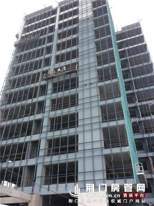 写字楼玻璃幕墙钢架搭建中