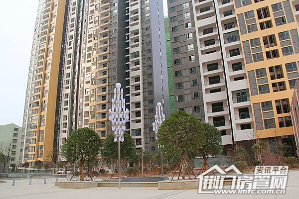 紫荆豪庭小区规模初建成 三期7#楼喜封金顶_荆门房产网资讯