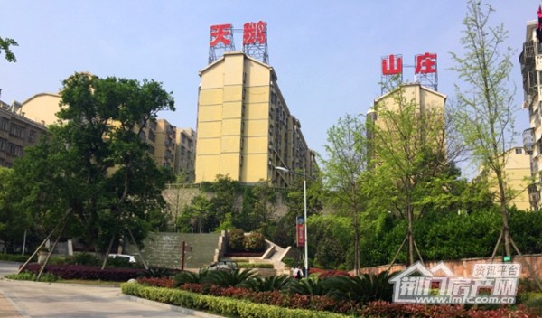 项目整体坐北朝南,东临美丽的天鹅广场,南邻公务员小区和荆门市未来的